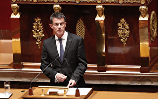 法國總理瓦爾斯7月20日在國民議會宣佈動用憲法第49-3條。(FRANCOIS GUILLOT/AFP/Getty Images)