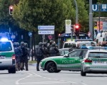德國慕尼黑1家購物中心週五傍晚發生槍擊案，至少造成9人死亡、數人受傷。槍手在逃，警方正在進行全城搜索。(Joerg Koch/Getty Images)