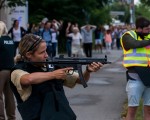 7月22日，德國慕尼黑驚傳槍擊，已知有多人中槍身亡。圖為警方持槍護送民眾撤離。(Joerg Koch/Getty Images)