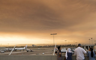 7月23日洛杉磯國際機場上空的煙塵。（VALERIE MACON/AFP/Getty Images）