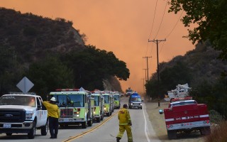 组图：洛杉矶野火肆虐 天地为之变色