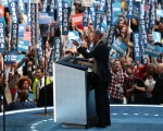 民主党全代会中见到年轻亚裔党代表的身影，亲身体验美国的民主。图为27日奥巴马总统在大会演讲。(Drew Angerer/Getty Images)
