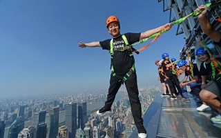 去上海金茂大厦“云中漫步”？多数老外拒绝