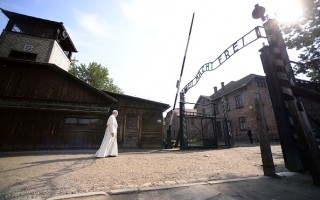 教宗方济各在前纳粹集中营为死难者默哀