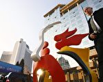 打造面子工程 大陆公司流行租白人