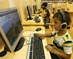 巴勒斯坦一所小學的學生使用電腦在課堂上學習。(MOHAMMED ABED/AFP/Getty Images)
