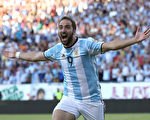 阿根廷前锋伊瓜因以9000万欧元价格加盟尤文图斯。(Jim Rogash/Getty Images)
