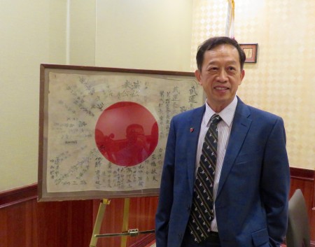 学者徐永泰带来他父亲徐思贤上将在日本投降时取得的纪念物:一日本军官绑在身上的布条。从大陆带到台湾的布条裱幅如今保存在美国,以兹纪念。(袁玫/大纪元)