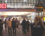 慕尼黑主火車站因為槍擊事件而關閉，但直至深夜依然還有不少人想進站。（黃芩／大紀元）