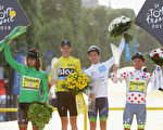 第103屆環法自行車賽上，弗洛姆（左二）奪得總冠軍；薩甘（左一）加冕「衝刺王」；馬傑卡（右一）為「爬坡王」；耶茨（右二）獲青年組冠軍。 (Chris Graythen/Getty Images)