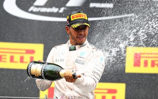 F1大獎賽奧地利站，奔馳車隊的英國車手漢密爾頓（中）奪得賽季第三個分站冠軍。 (Mark Thompson/Getty Images)