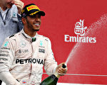 梅賽德斯車隊的本土車手漢密爾頓在F1英國站比賽中贏得三連冠。(Mark Thompson/Getty Images)