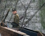 韩联社报导，7月28日凌晨，在吉林省长白朝鲜族自治县，5名持枪抢劫的朝鲜军人与前来抓捕的大陆军警爆发枪战。目前有两名嫌犯被捕，3人在逃。图为中朝边境的朝鲜士兵。（AFP PHOTO/Frederic J. BROWN）