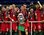 小組賽僅拿三分、全部七場比賽常規時間裏只贏過一場的葡萄牙，最終捧走了德勞內盃。(Matthias Hangst/Getty Images)
