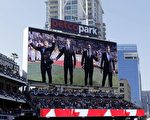 12日在圣地亚哥的美国职棒大联盟全明星赛上，The Tenors演唱加拿大国歌，男高音皮瑞拉（左）把一段歌词调换成“所有生命都重要”。（加通社）