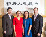 國會眾議員維樂貴茲(Nydia Velazquez)女士(左二)與大紀元新唐人媒體集團總裁唐忠(左一)合影。 (Benjamin Chasteen/英文大紀元)