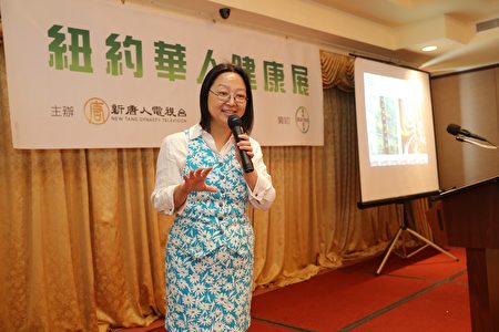 Dr.Jennifer Wu主講大腸癌的症狀、這段、篩查、治療和預防。(圖|大紀元)