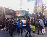 在日本观光和购物的中国游客。（卢勇/大纪元）