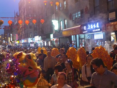14日晚9點，美東聯成公所樓下一派熱鬧，500名群眾演員在這里拍華人新年游行的場面。