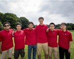 由羅博深率領的美國奧數隊衛冕成功，六名隊員中華裔占半，右邊起為彭俊耀、姚遠，左二為劉書亮。（美國數學學會提供）