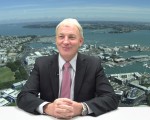 新西兰劳工党资深议员费尔 • 高夫（Phil Goff）于2015年11月正式宣布竞选奥克兰市长。高夫被外界认为胜选奥克兰下任市长的可能性很大。7月13日,《大纪元时报》为此对高夫先生进行了专访。(视频截图／大纪元)