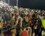 周一（11日）晚上，有数百人聚集在南加圣莫妮卡码头（Santa Monica Pier）玩Pokémon Go手机游戏。（Instagram user @TravisGafford）