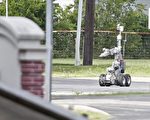 2015年6月13日，達拉斯警察使用機器人靠近一輛裝甲貨車，該車由一名襲擊達拉斯警察總部的嫌犯駕駛。（Stewart F. House/Getty Images)