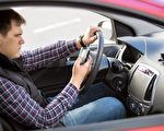 研究发现，尽管警方一再警告打手机驾驶等行为可能会造成致命后果，但加州司机分心驾驶行为却不断增加。（shutterstock）