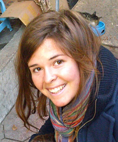 於2015年2月慘遭IS殺害的美國女孩凱拉‧穆勒(Kayla Mueller)生前照片。(MUELLER FAMILY PHOTO / AFP)
