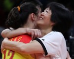 在本次里约奥运会上，主教练郎平带领中国女排获得奥运金牌后，与队员拥抱。 (Photo by Buda Mendes/Getty Images)