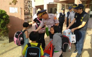中小学陆续开学 竹县警加强维护校园安全
