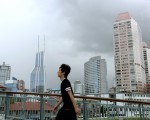 中国大陆一线城市房价飙涨，北京、上海和深圳人民币500万元以上的现有住宅已超过3成。图为上海建筑物。 (PHILIPPE LOPEZ/AFP/Getty Images)