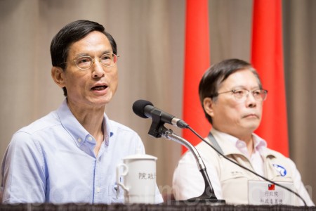 行政院政务委员林万亿(左)、劳动部长郭芳煜(右)。(陈柏州/大纪元)