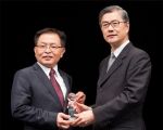 董事长蔡文俊代表受颁最佳社会责任奖。（大纪元/陈柏州）