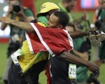 三奪奧運100米跑金牌的牙買加閃電博爾特（Usain Bolt，左），向2016年里約奧運同場競技的銅牌得主 -- 加拿大安省萬錦選手德格拉斯（Andre De Grasse）表示祝賀。（加通社）