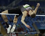 加拿大安省名將德魯金（Derek Drouin）飛身一躍，以2.38米的高度，為加國在里約奧運再摘一枚金牌。（加通社）