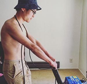 在家打扫卫生是Michael主动承担的工作,想减轻妈妈的负担。(Michael提供)