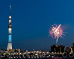 7月30日隅田川煙火秀有2萬發漂亮煙火升空，把東京的夜空裝扮得五彩繽紛，有95萬人觀賞了盛會。（遊沛然/大紀元）