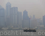 台风“妮妲”逼近香港，维港两岸天气酷热，烟霞满布。（余钢／大纪元）