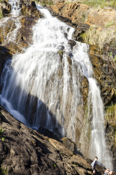 衝到谷底部分的賴斯莫迪瀑布（Lesmurdie Falls）氣勢更壯觀寫，如果不怕打濕鞋，很容易爬上瀑布前的大石頭上。（金千里／大紀元）