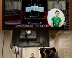 高雄市議會手語老師在2坪大空間觀看議事並同步翻譯(下圖),在透過轉播器材傳送到線上畫面(上圖)。(陳平和/大紀元)