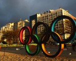里约热内卢科帕卡巴纳海滩上的奥运五环。 (Dean Mouhtaropoulos/Getty Images)