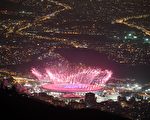 2016年8月5日，里约奥运在马拉卡纳体育场举行开幕式，现场施放五彩烟火。(DAMIEN MEYER/AFP/Getty Images)