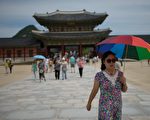 因“萨德”反导系统，中共限制大陆旅客赴韩旅游。图为2014年8月27日，韩国首尔景福宫中国游客。