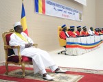非洲查德总统德比（左）5度连任成功。图为8月8日，德比在首都恩加米那宣示就职。(BRAHIM ADJI/AFP)