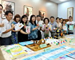 南台湾教育研讨会现场展示多项创新教具、论文成果等。（高市教育局提供）
