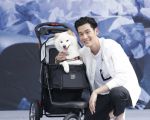 周興哲（Eric）在台北舉辦新歌首場的簽唱會，他的愛狗「蕭邦」坐著嬰兒車可愛登台，立刻引起全場粉絲的一陣騷動。（索尼音樂提供）