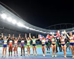 2016年8月13日，里約奧運女子七項全能中的800米競賽後，27名選手攜手合影。(FRANCK FIFE/AFP/Getty Images)