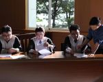 苏哲贤（右）拍摄人权电影《进击之路》与刘继蔚（左起）、邱显智、曾威凯等律师讨论拍摄。（海鹏提供）