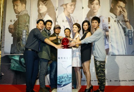 《麻醉風暴2》開拍儀式,吳慷仁(左起)、黃健瑋、導演洪伯豪、蕭力修、許瑋甯、孟耿如、李國毅。(公視提供)
